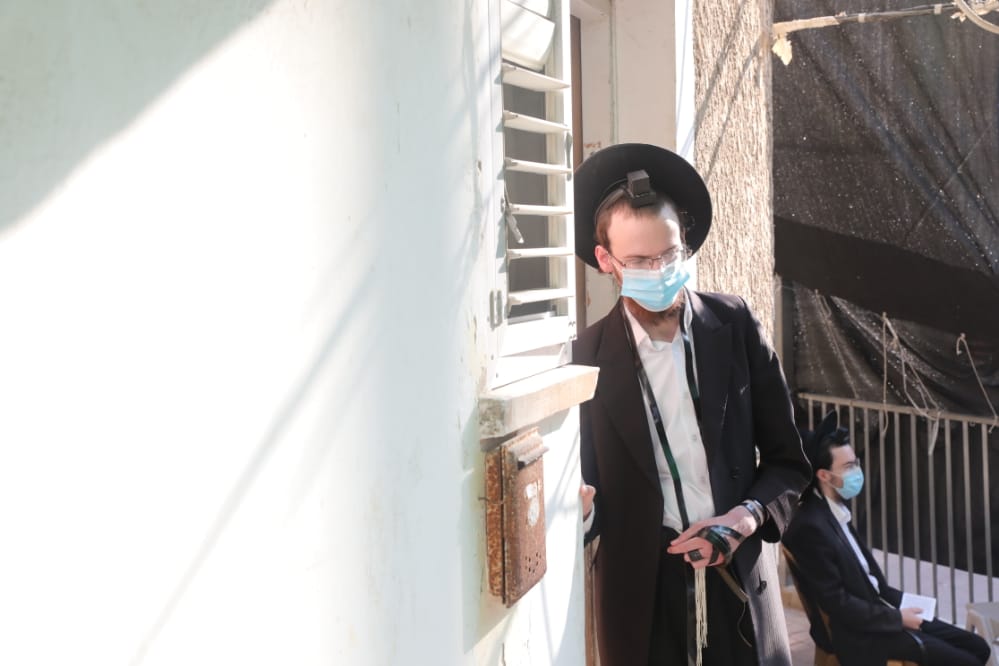 דרך החלון: המניין הייחודי של הגאון רבי דב לנדו • צפו