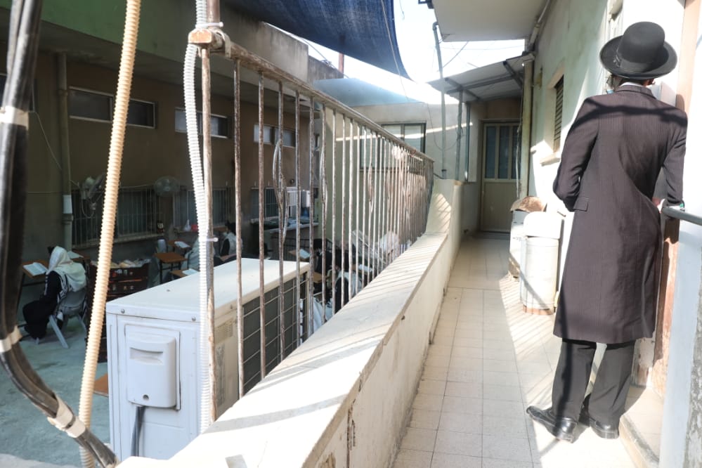 דרך החלון: המניין הייחודי של הגאון רבי דב לנדו • צפו