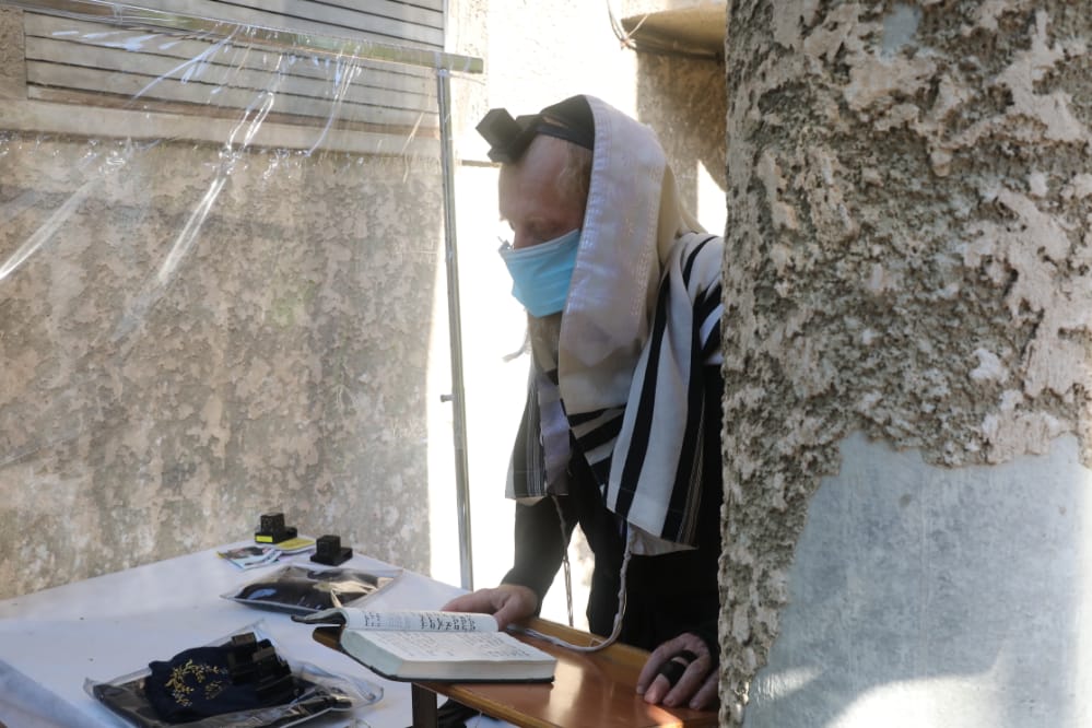 דרך החלון: המניין הייחודי של הגאון רבי דב לנדו • צפו