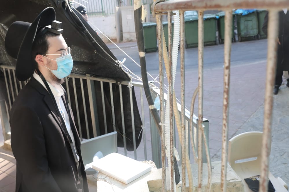 דרך החלון: המניין הייחודי של הגאון רבי דב לנדו • צפו