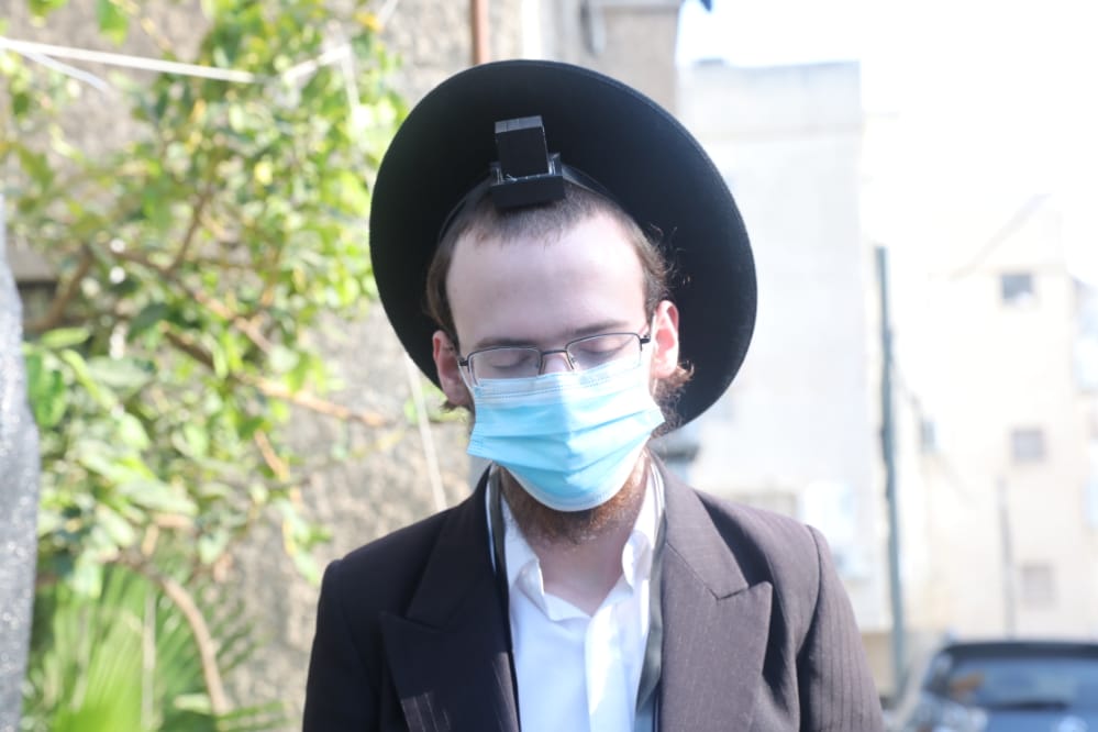 דרך החלון: המניין הייחודי של הגאון רבי דב לנדו • צפו