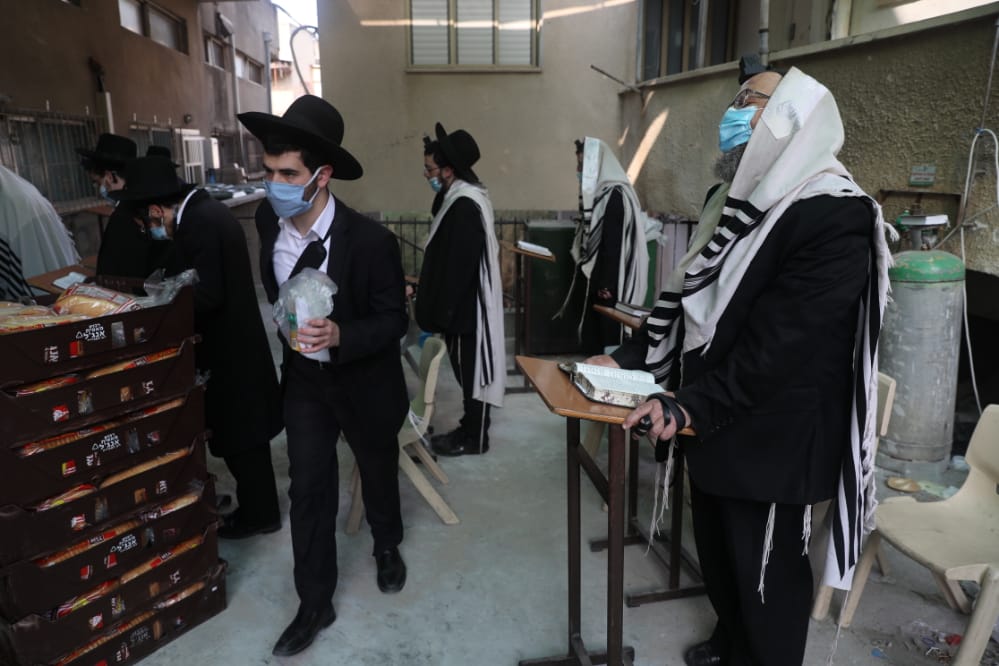 דרך החלון: המניין הייחודי של הגאון רבי דב לנדו • צפו