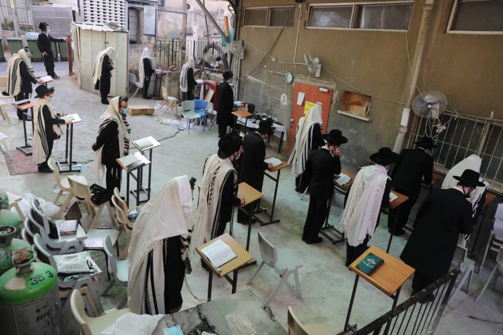 דרך החלון: המניין הייחודי של הגאון רבי דב לנדו • צפו