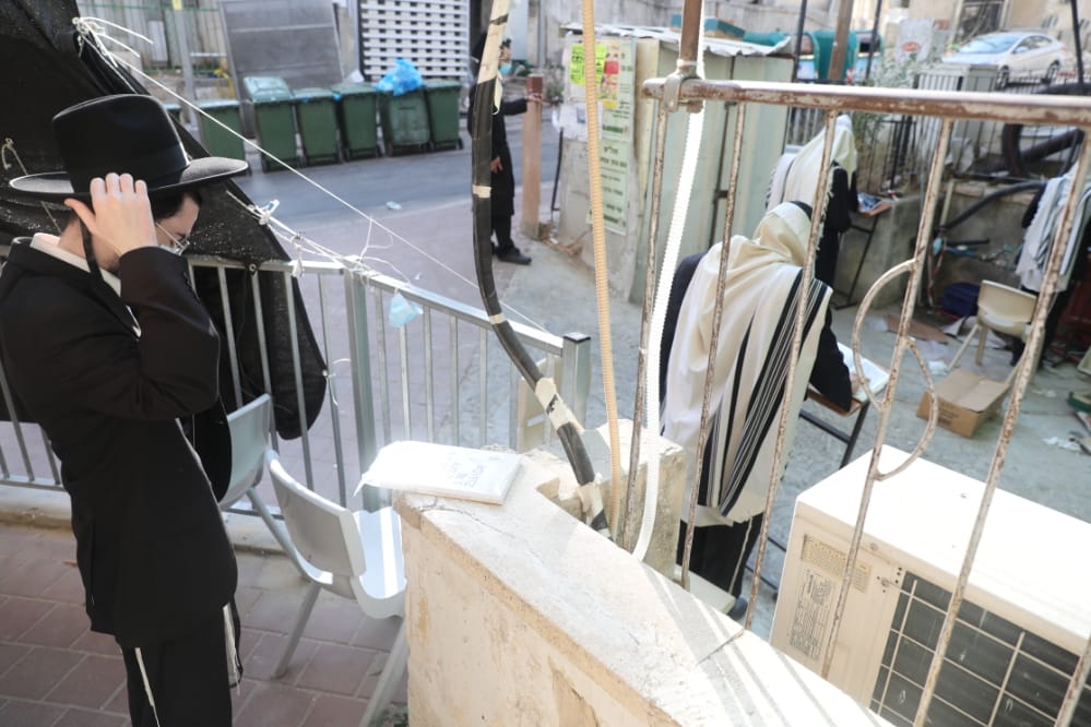 דרך החלון: המניין הייחודי של הגאון רבי דב לנדו • צפו