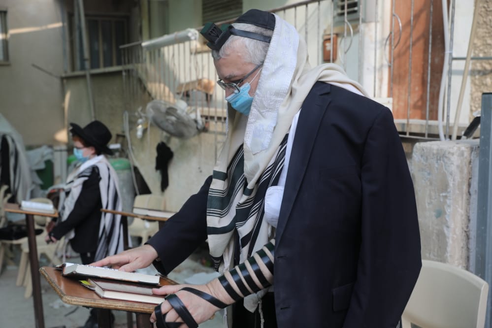 דרך החלון: המניין הייחודי של הגאון רבי דב לנדו • צפו