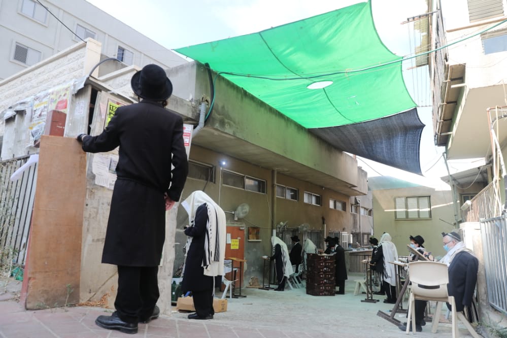 דרך החלון: המניין הייחודי של הגאון רבי דב לנדו • צפו