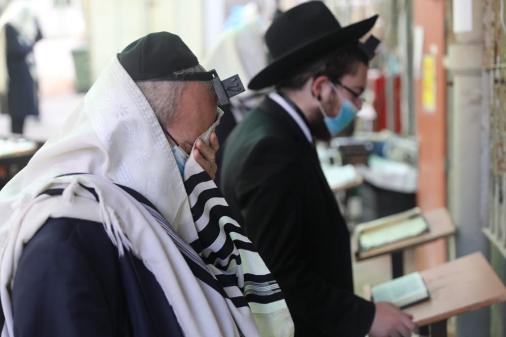 דרך החלון: המניין הייחודי של הגאון רבי דב לנדו • צפו