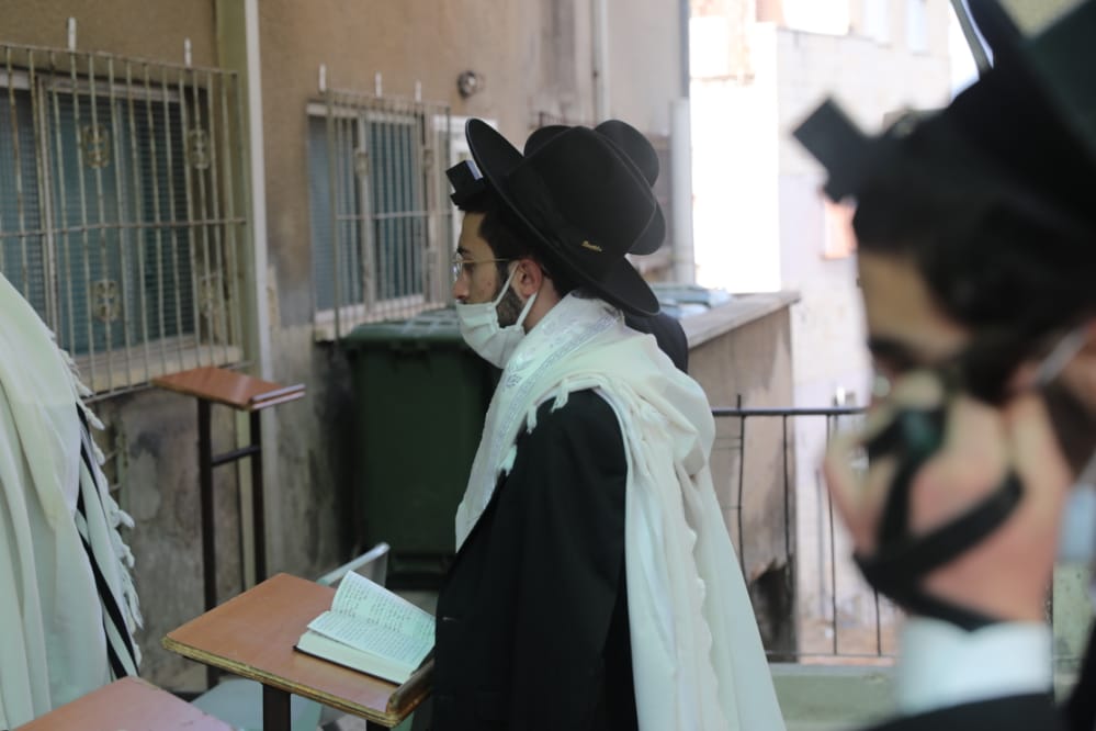 דרך החלון: המניין הייחודי של הגאון רבי דב לנדו • צפו