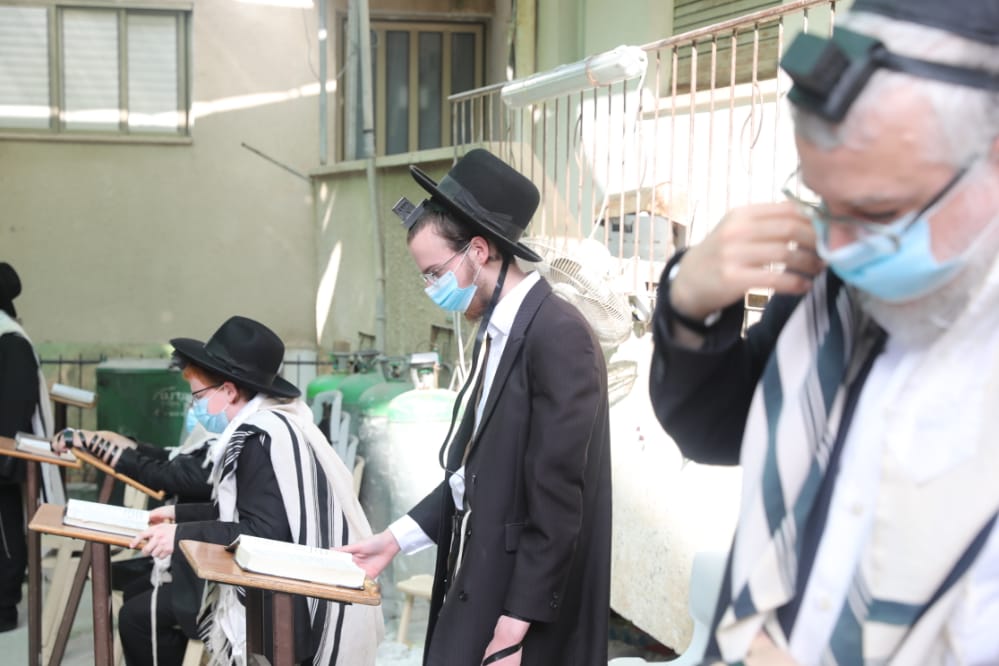 דרך החלון: המניין הייחודי של הגאון רבי דב לנדו • צפו