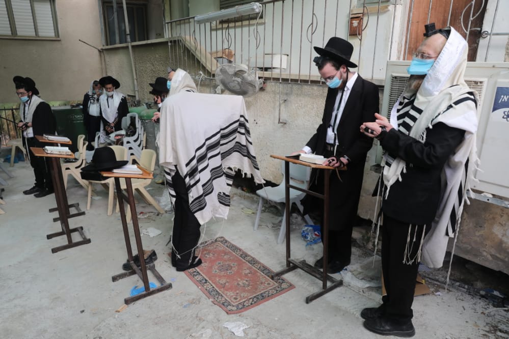 דרך החלון: המניין הייחודי של הגאון רבי דב לנדו • צפו