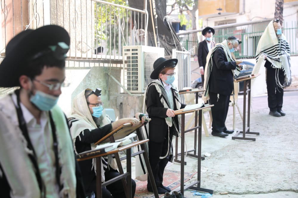 דרך החלון: המניין הייחודי של הגאון רבי דב לנדו • צפו