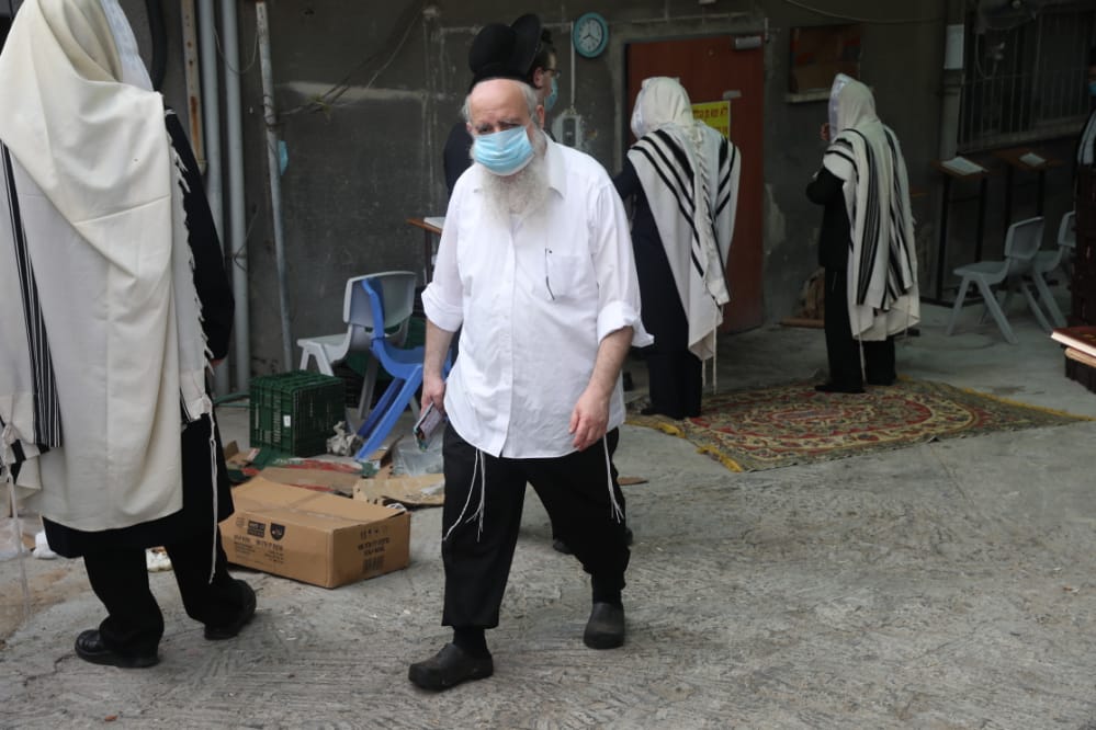 דרך החלון: המניין הייחודי של הגאון רבי דב לנדו • צפו