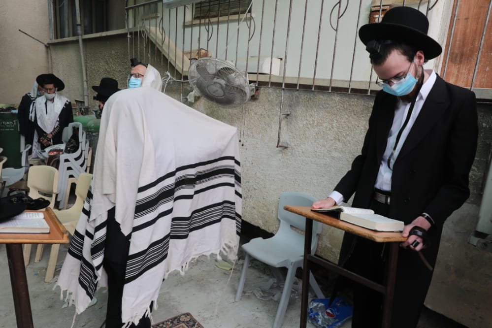 דרך החלון: המניין הייחודי של הגאון רבי דב לנדו • צפו