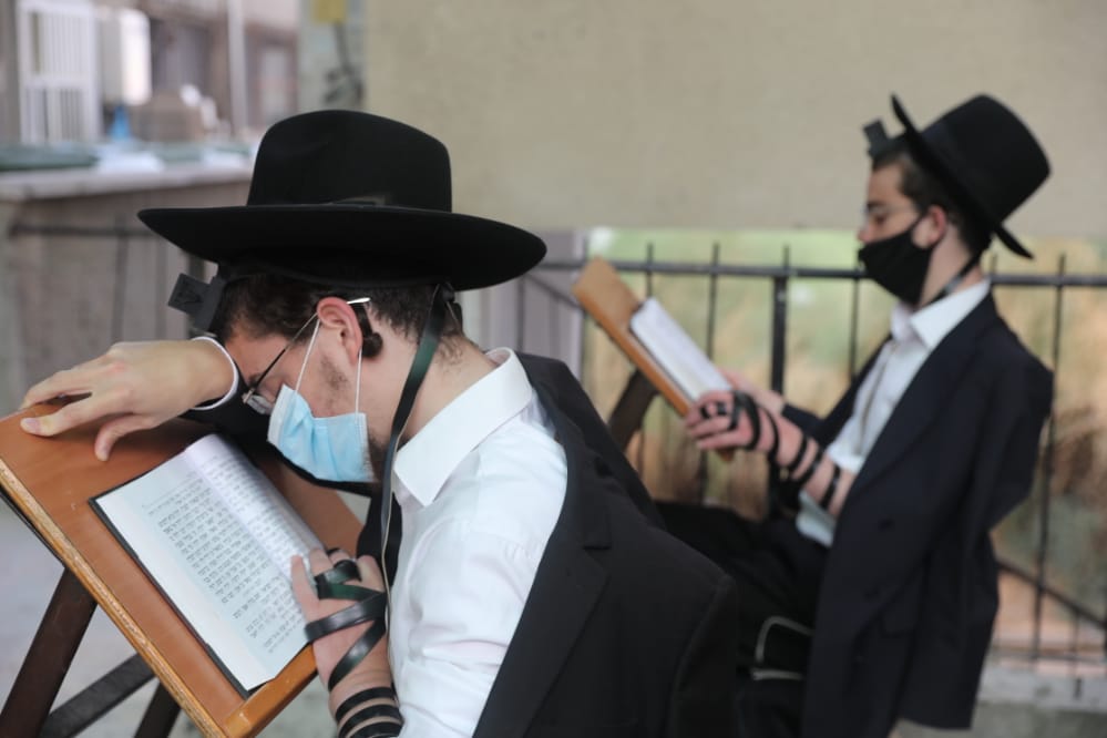 דרך החלון: המניין הייחודי של הגאון רבי דב לנדו • צפו