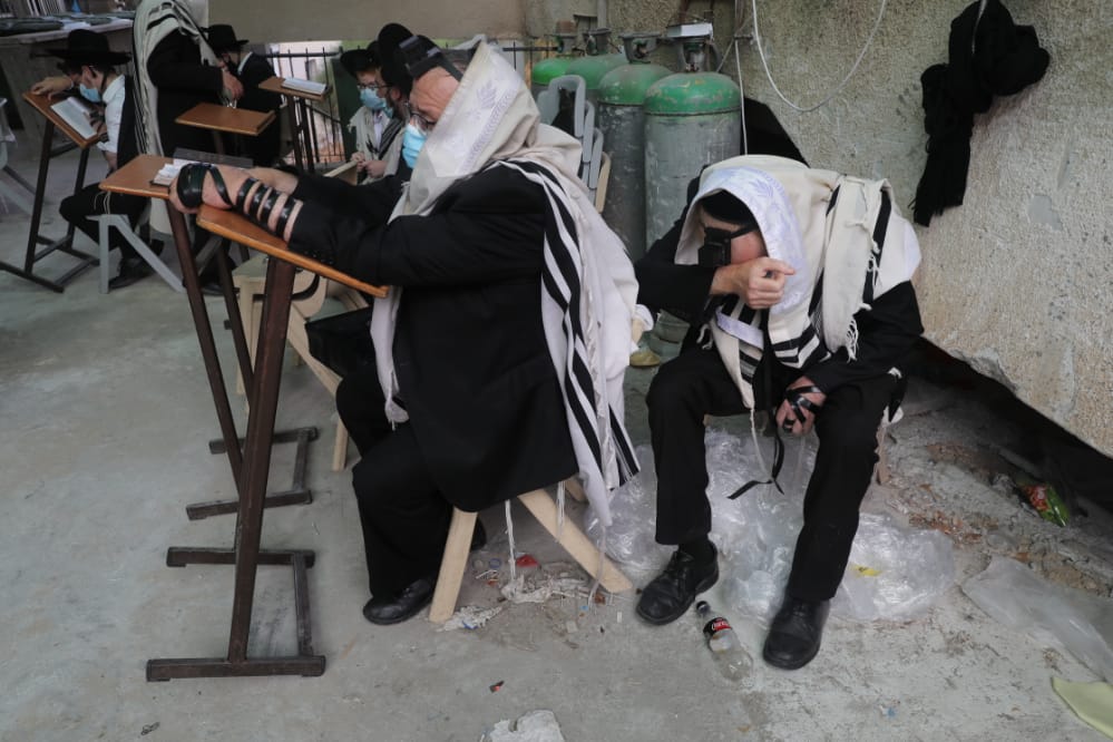 דרך החלון: המניין הייחודי של הגאון רבי דב לנדו • צפו