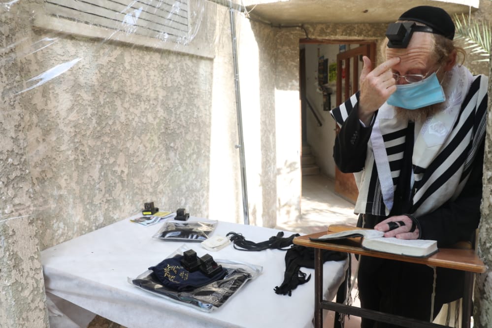 דרך החלון: המניין הייחודי של הגאון רבי דב לנדו • צפו