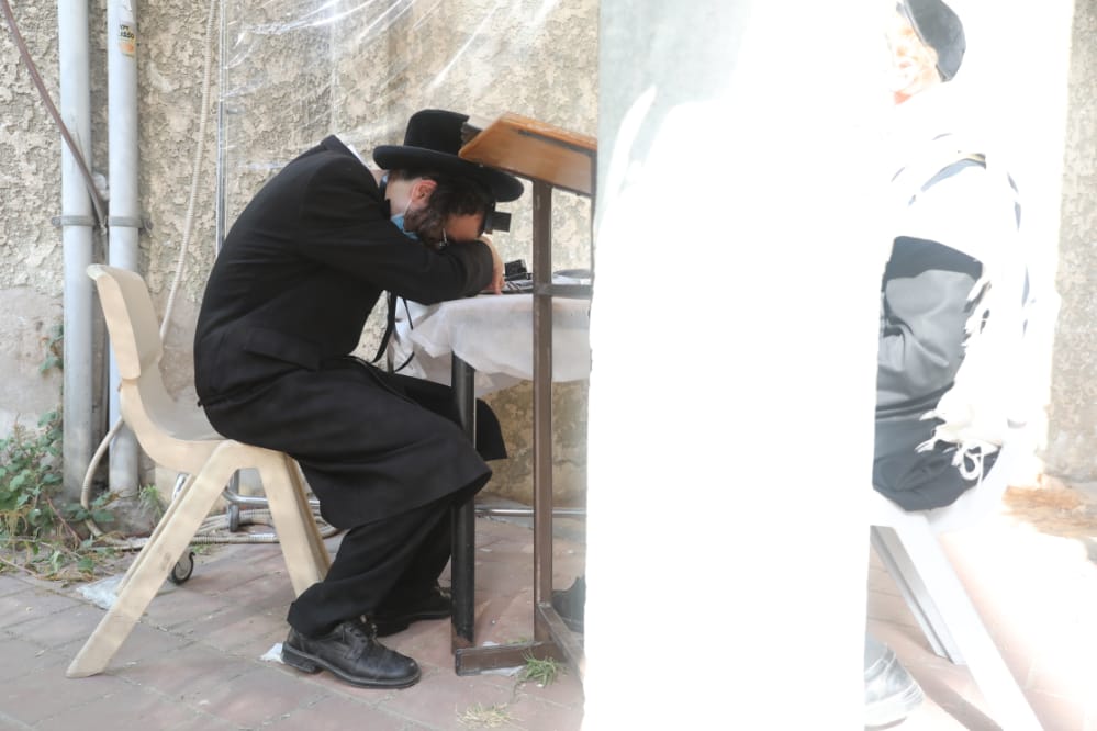 דרך החלון: המניין הייחודי של הגאון רבי דב לנדו • צפו