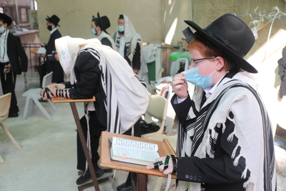 דרך החלון: המניין הייחודי של הגאון רבי דב לנדו • צפו