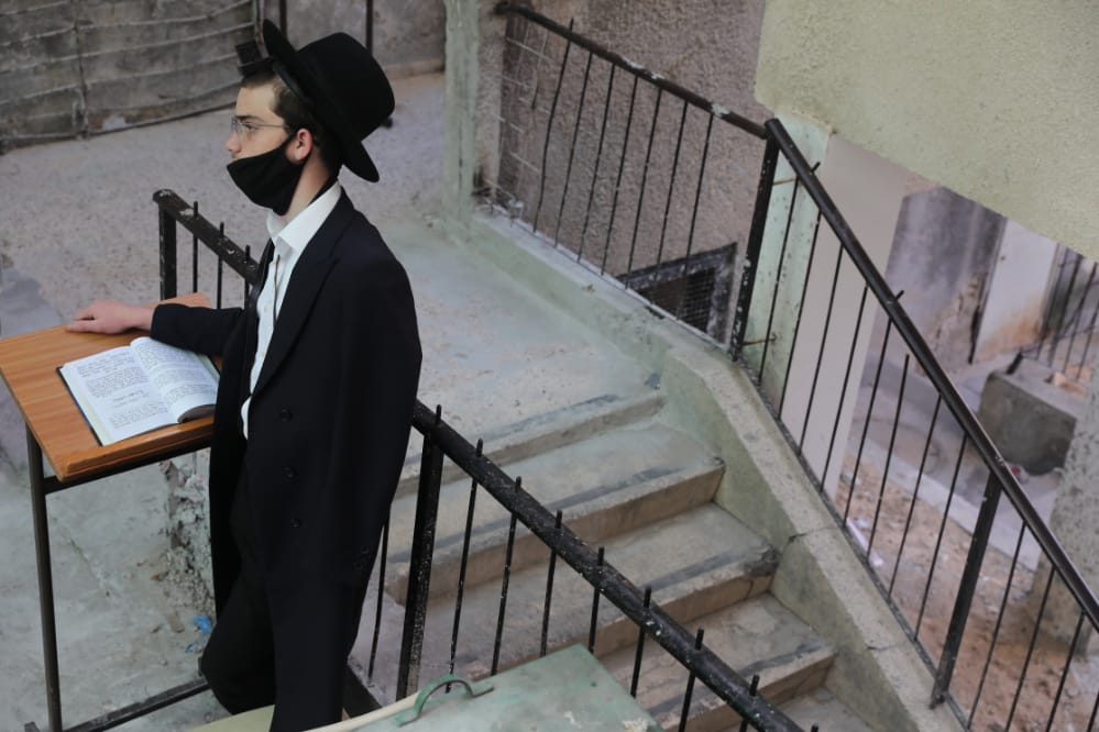 דרך החלון: המניין הייחודי של הגאון רבי דב לנדו • צפו