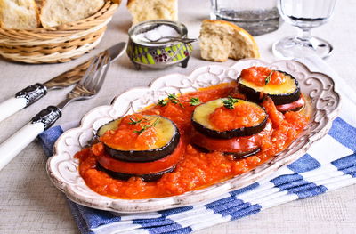 מתכון לתבשיל חצילים ריחני ברוטב עגבניות