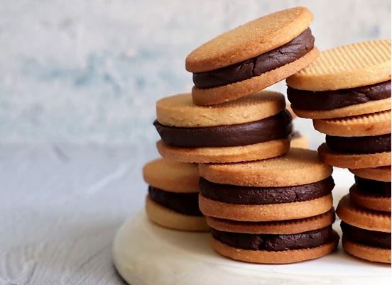 עוגיות חמאה עם מילוי עשיר של טראפל שוקולד ופרלינה