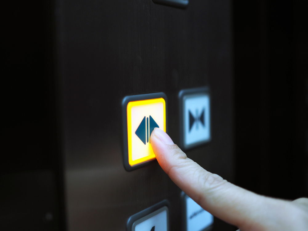 האם על השכן מקומת קרקע לשלם מעלית?