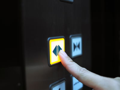 האם על השכן מקומת קרקע לשלם מעלית?