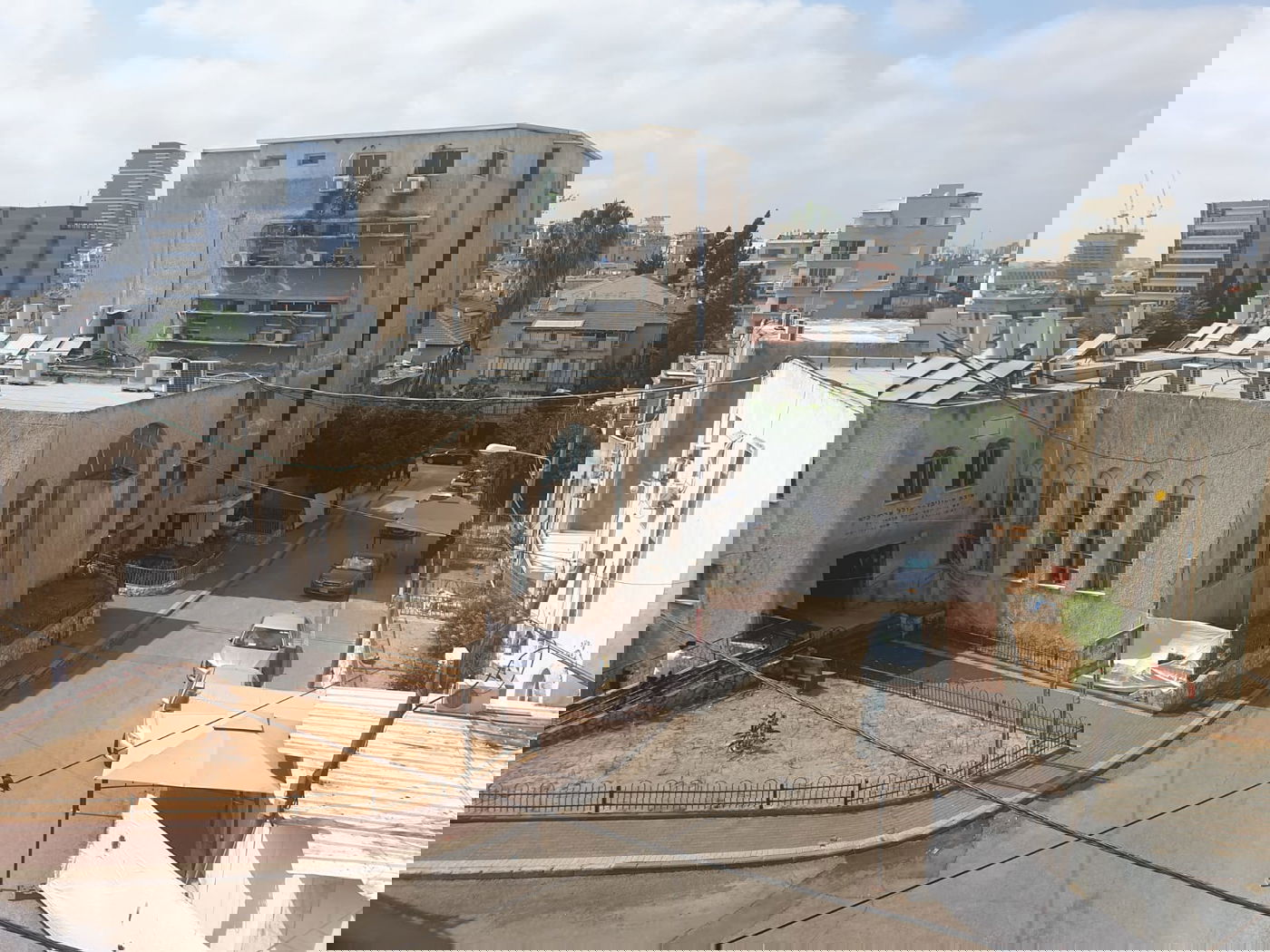 הישיבה, הבוקר, לאחר שפקחי העירייה הוציאו את הגדרות