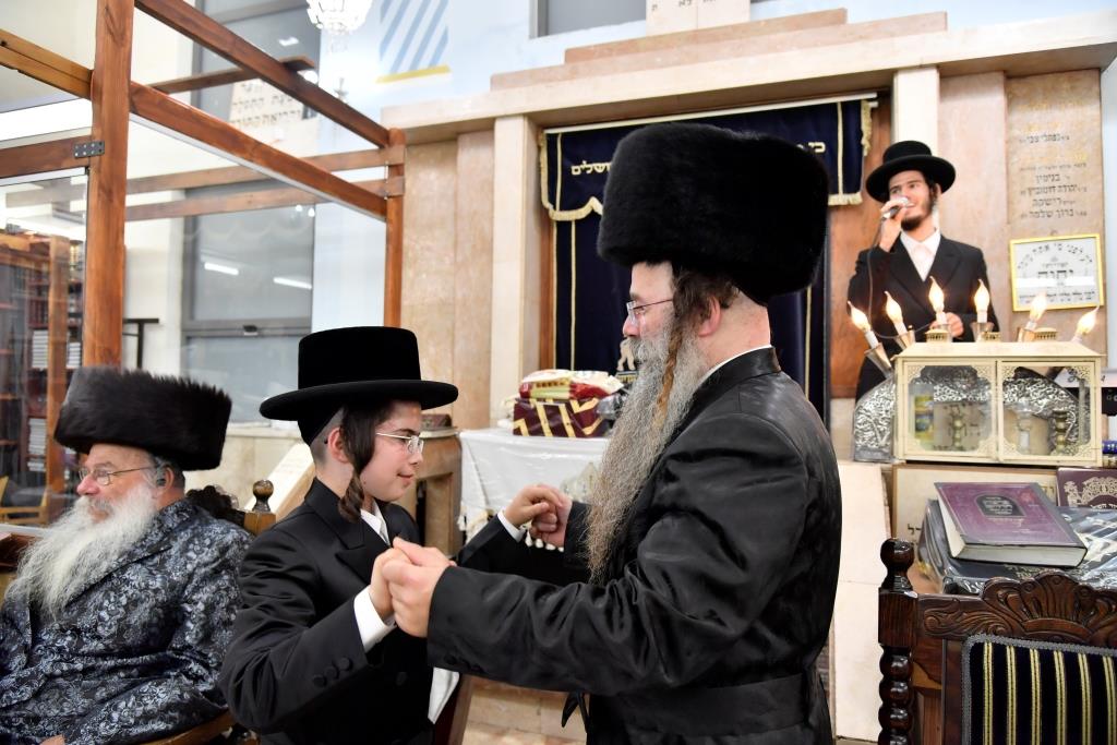 תיעוד: האדמו"ר מאשלג חגג בר מצווה לנכדו