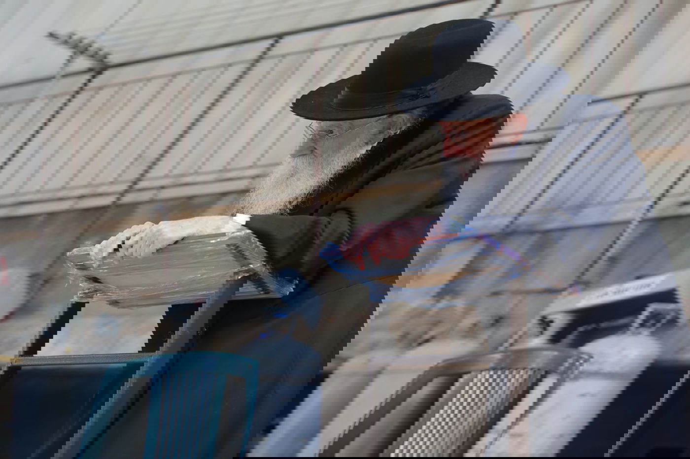 ה'חזונאישניקים' חזרו למנייני החצרות • צפו