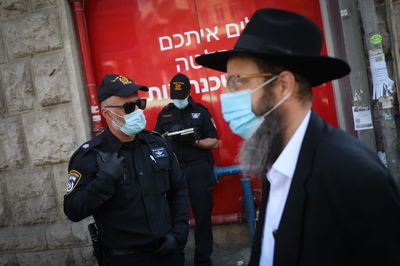 הערב, בירושלים, שוטרים מפקחים על עטיית מסכות