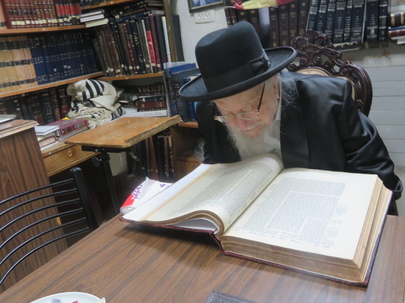 "לא יוצא לישיבה": זקן ראשי הישיבות שוקד על תלמודו