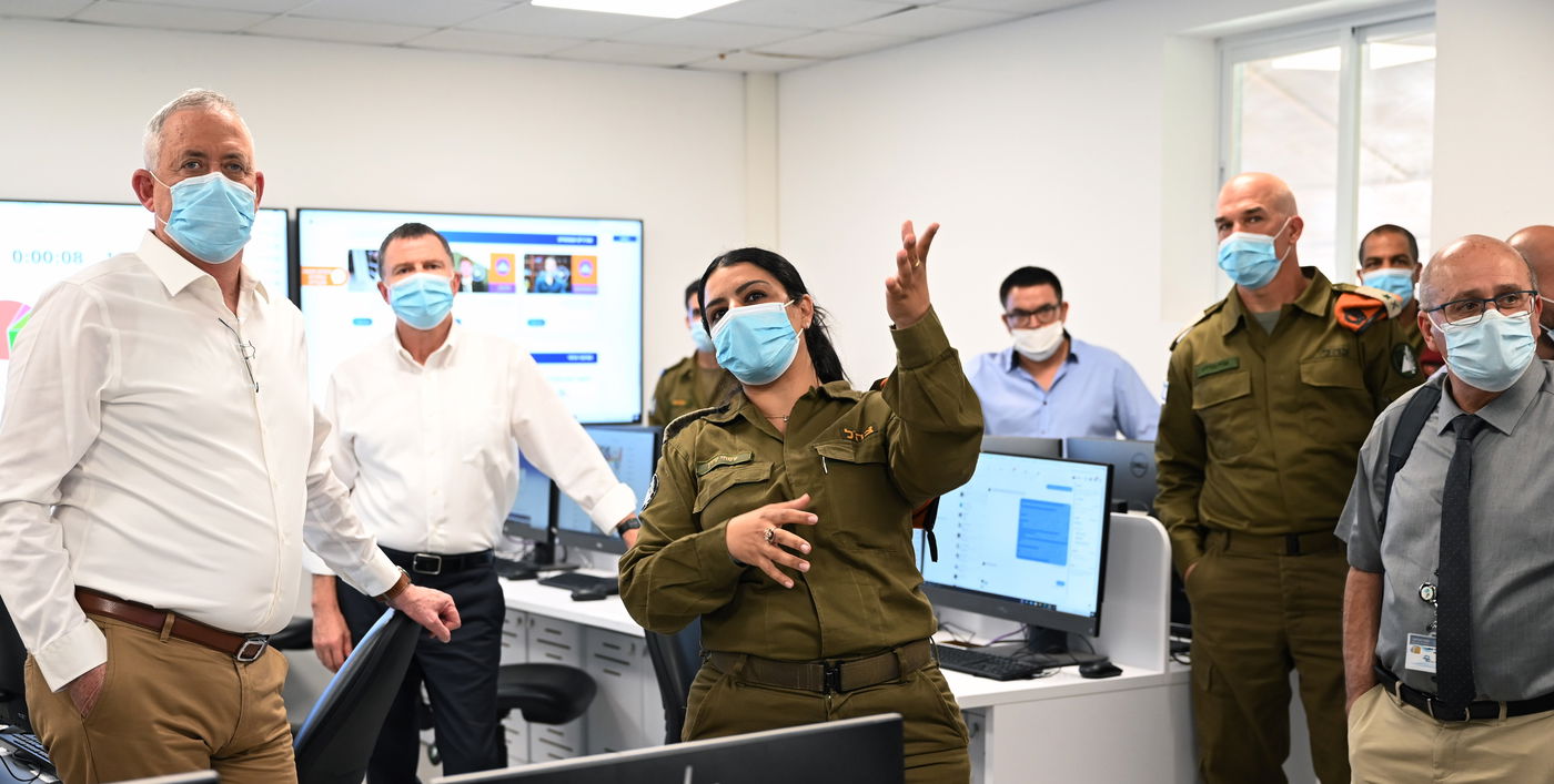 בני גנץ ויולי אדלשטיין ביקרו בפיקוד העורף