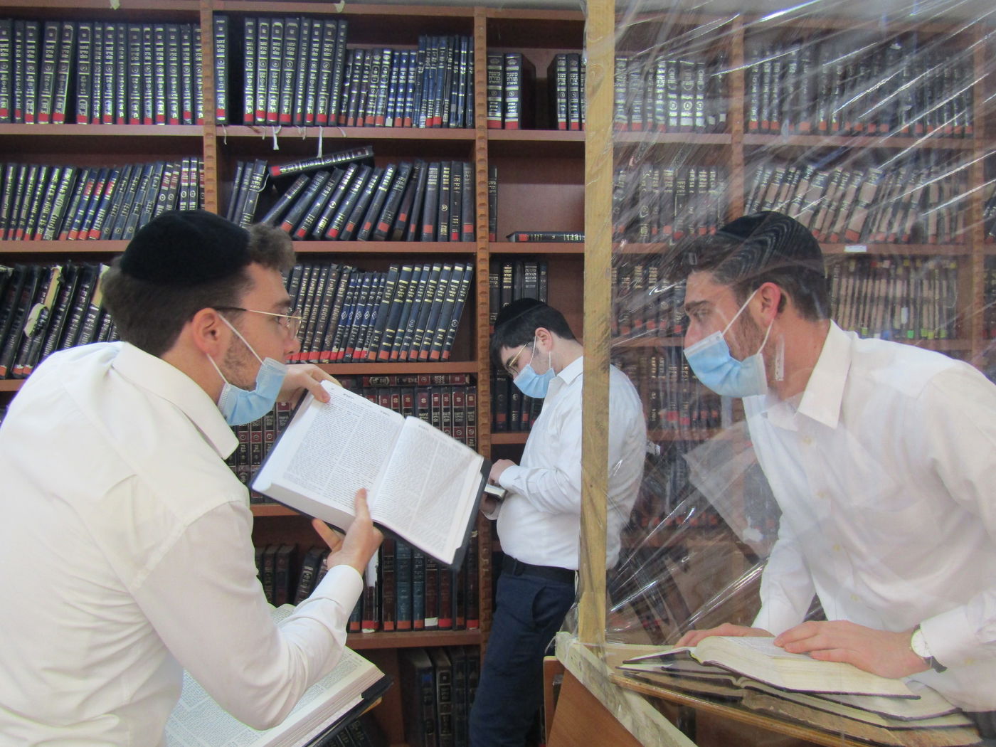 הבחורים הבוקר, בישיבה, טרם קבלת הבשורה