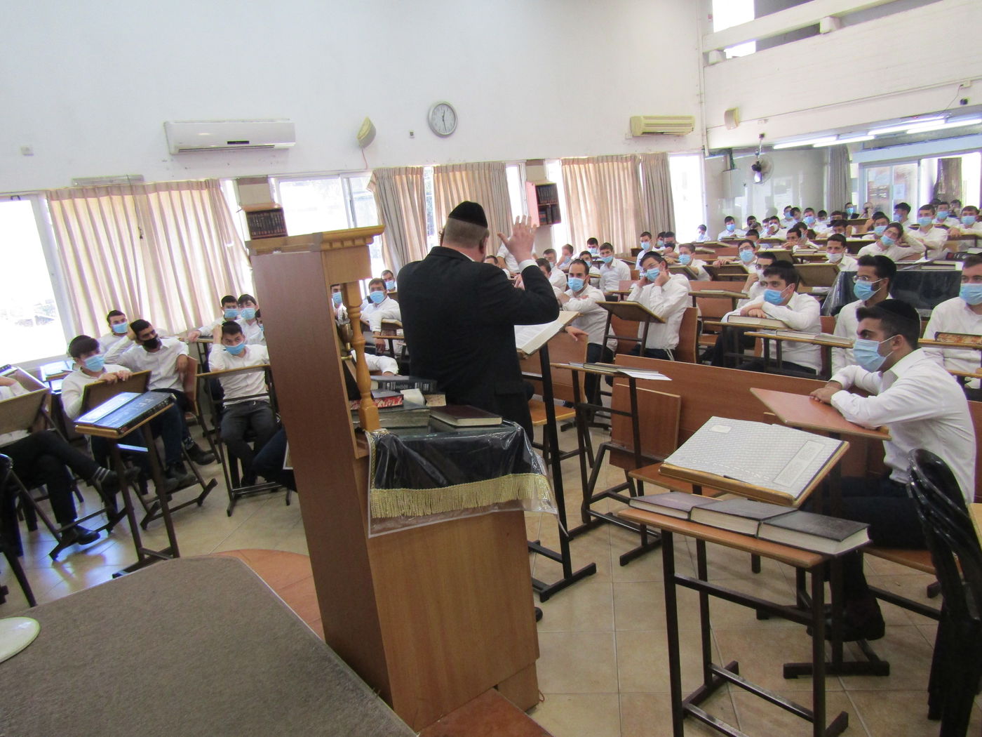 הבחורים הבוקר, בישיבה, בשיחה של המשגיח, הגאון רבי אריה שפירא