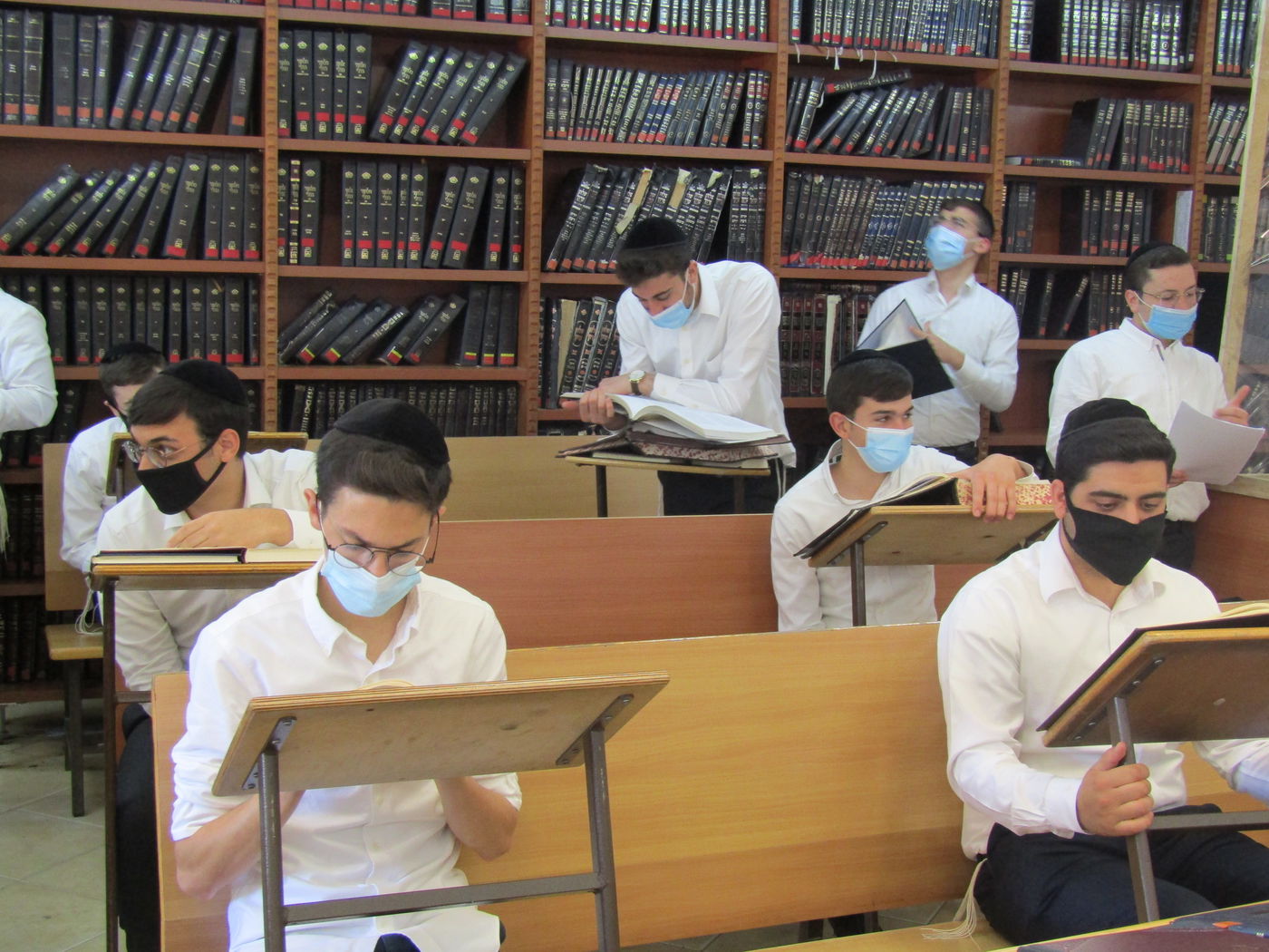 הבחורים הבוקר, בישיבה, טרם קבלת הבשורה