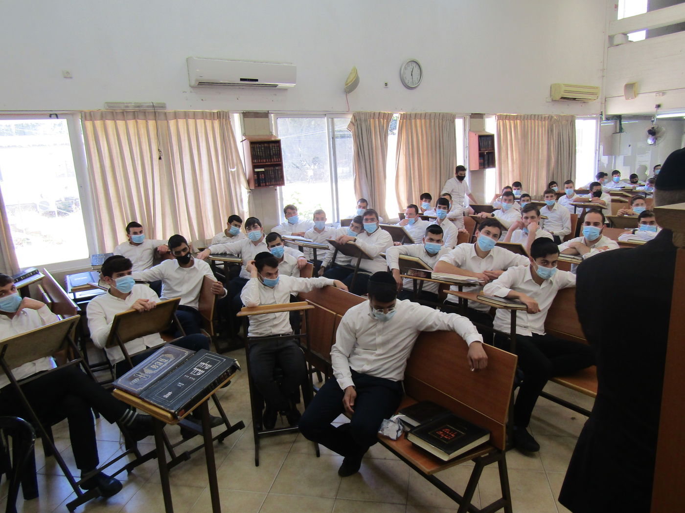 הבחורים הבוקר, בישיבה, טרם קבלת הבשורה