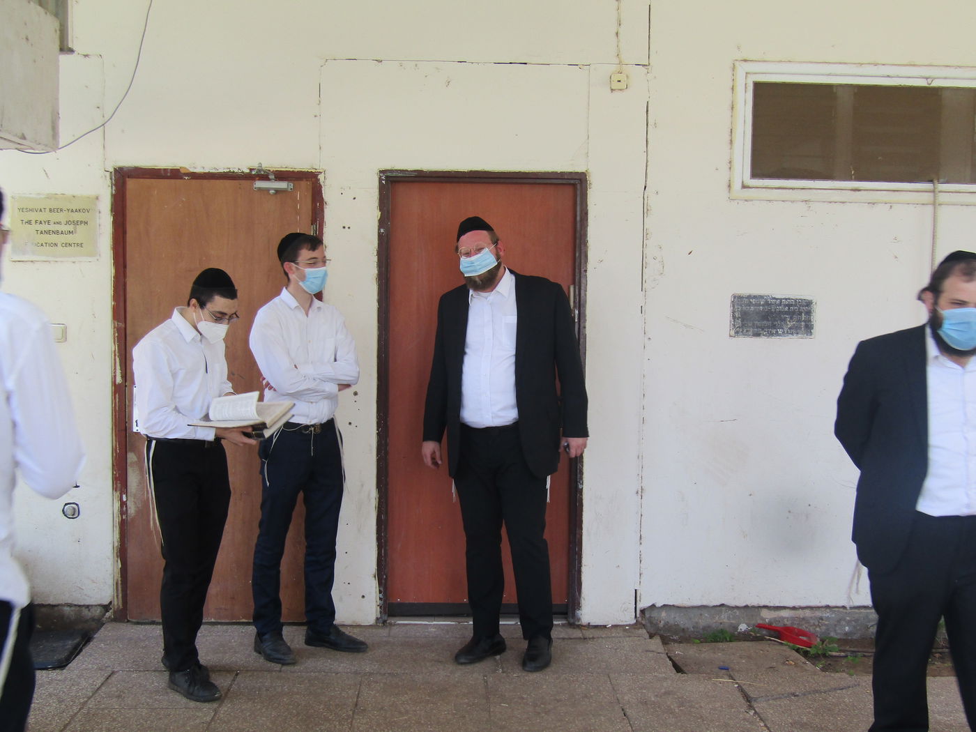 התלמידים עם המשגיח, הגאון רבי אריה שפירא