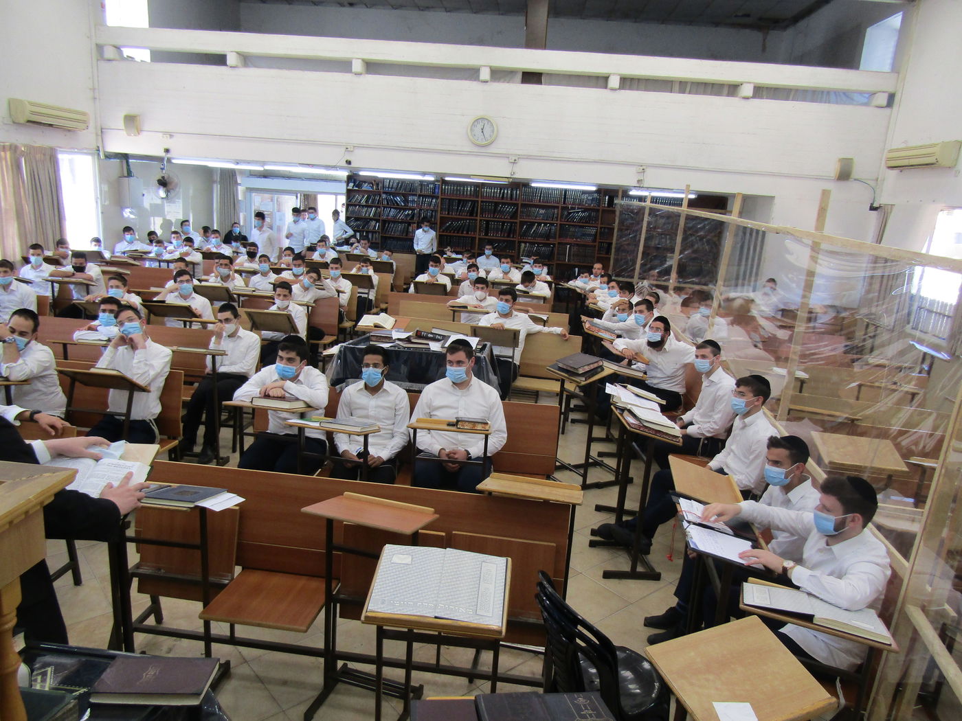 הבחורים הבוקר, בישיבה, טרם קבלת הבשורה