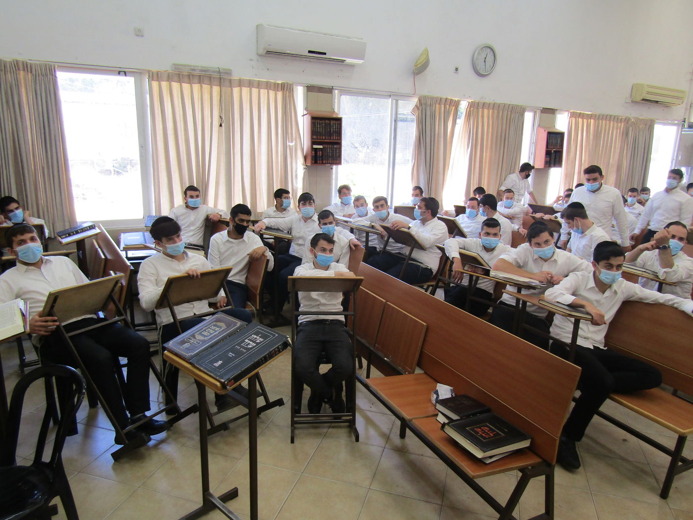 הבחורים הבוקר, בישיבה, טרם קבלת הבשורה