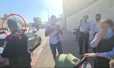 השוטר אומר: אני נותן לילדה דו"ח. צפו