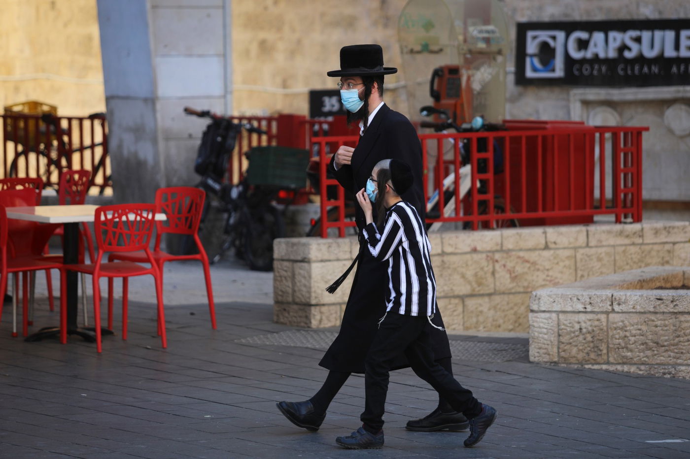 חרדים עם מסכת קורונה