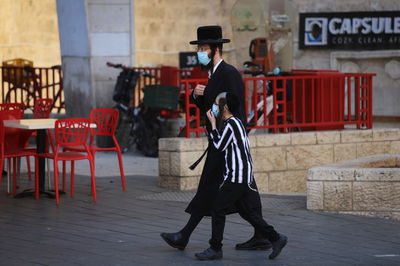 חרדים עם מסכת קורונה