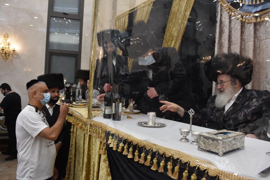 האדמו"ר שוחח עם האב השכול - שהתרגש