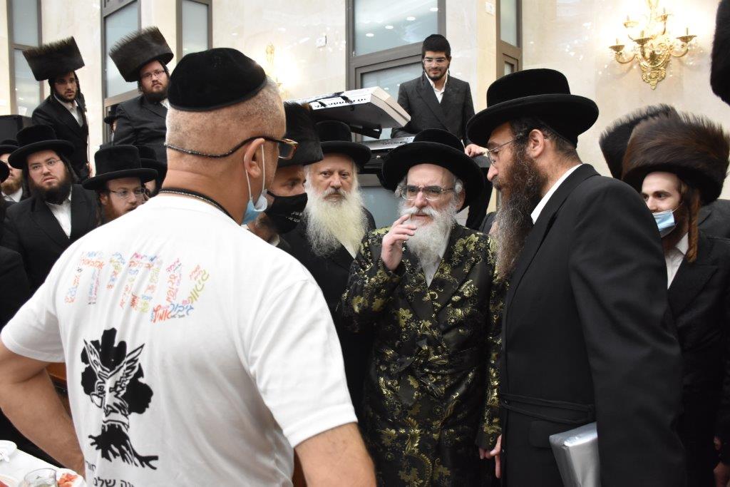 האדמו"ר שוחח עם האב השכול - שהתרגש