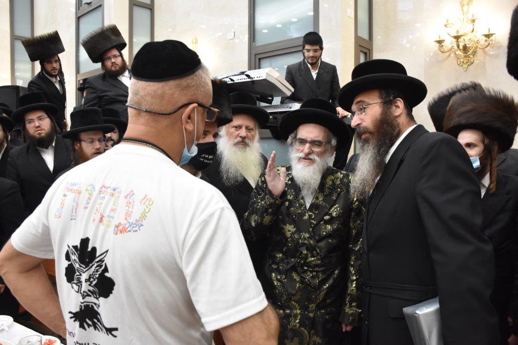 האדמו"ר שוחח עם האב השכול - שהתרגש