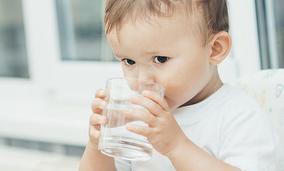 שתיית מים. אילוסטרציה