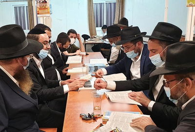 אברכים מאלעד לומדים בשיעור הרמב"ם היומי, השבוע