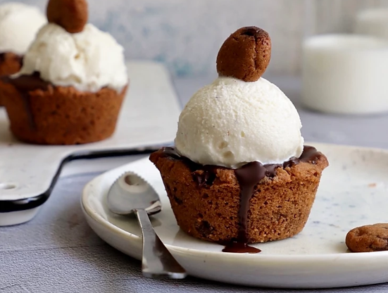 קאפקייקס מבצק עוגיות שוקולד צ’יפס עם רוטב שוקולד וגלידת וניל