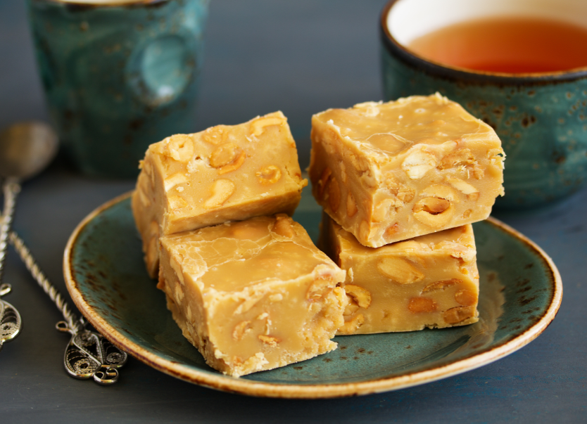 ריבועי פאדג' חמאת בוטנים קרמיים ונמסים בפה